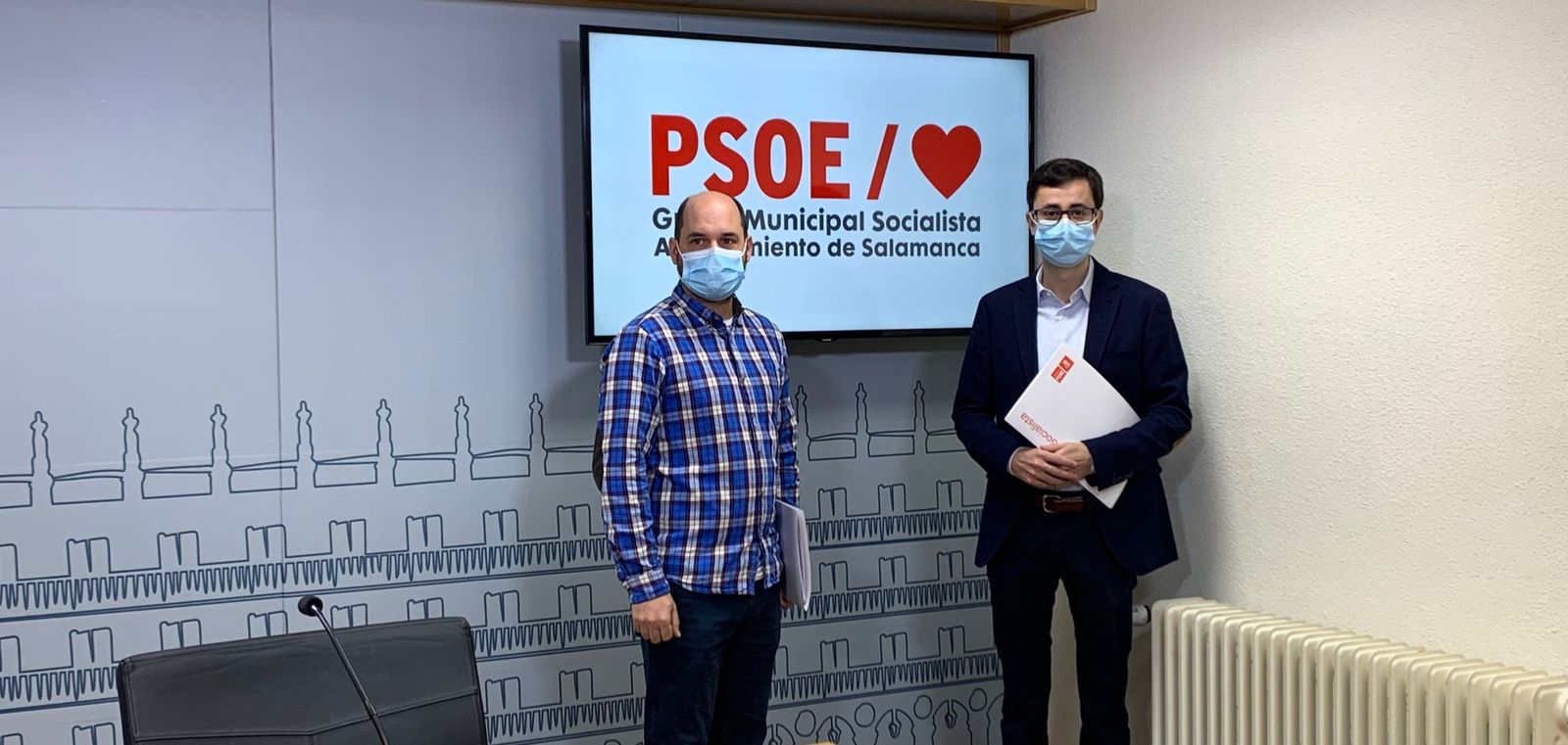 El portavoz del Grupo Municipal Socialista en el Ayuntamiento de Salamanca, José Luis Mateos y el concejal José María Collados.