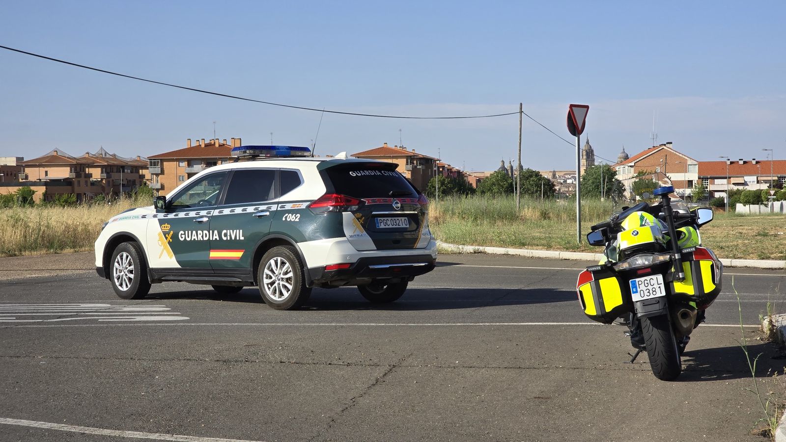Incendio de pasto en la calle Félix Candela (Aldeatejada)