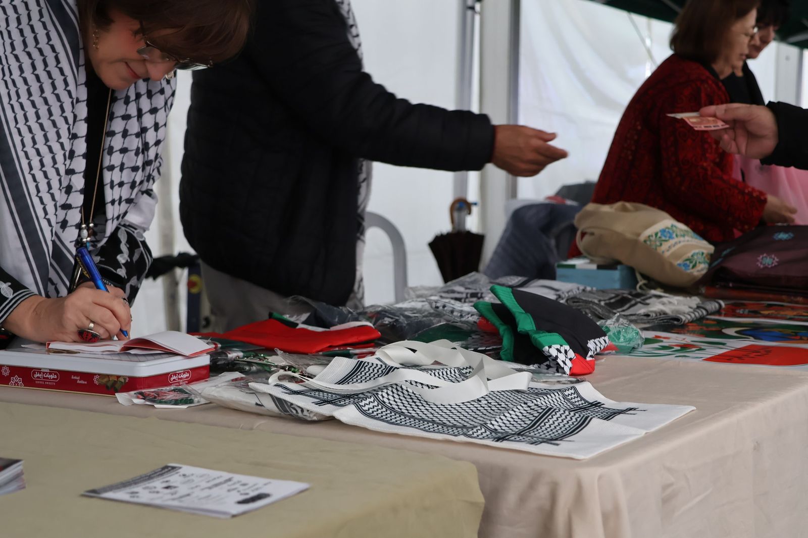GALERÍA | Inauguración del mercadillo solidario en la Plaza Mayor de Zamora en apoyo al pueblo palestino