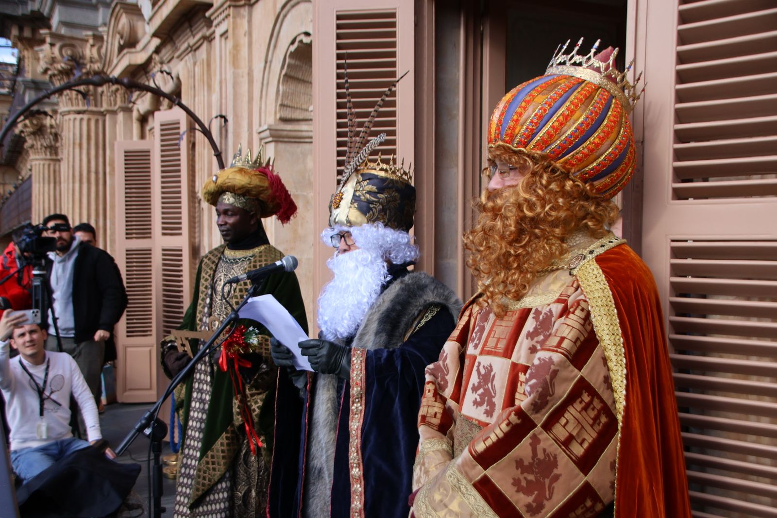 El alcalde de Salamanca, Carlos García Carbayo, recibe a sus Majestades los Reyes Magos y Concierto de Chloe DelaRosa en la Plaza Mayor