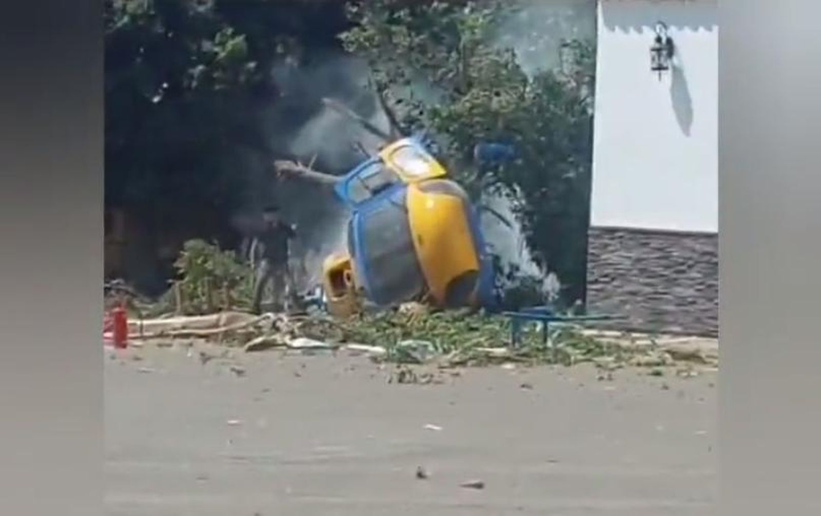 Un helicóptero de la DGT sufre un accidente tras impactar contra un árbol. Foto @SocialDrive_es