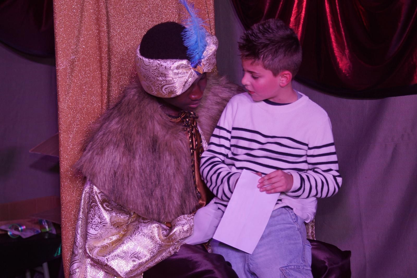 Los Reyes Magos reciben las cartas de los niños de El Encinar