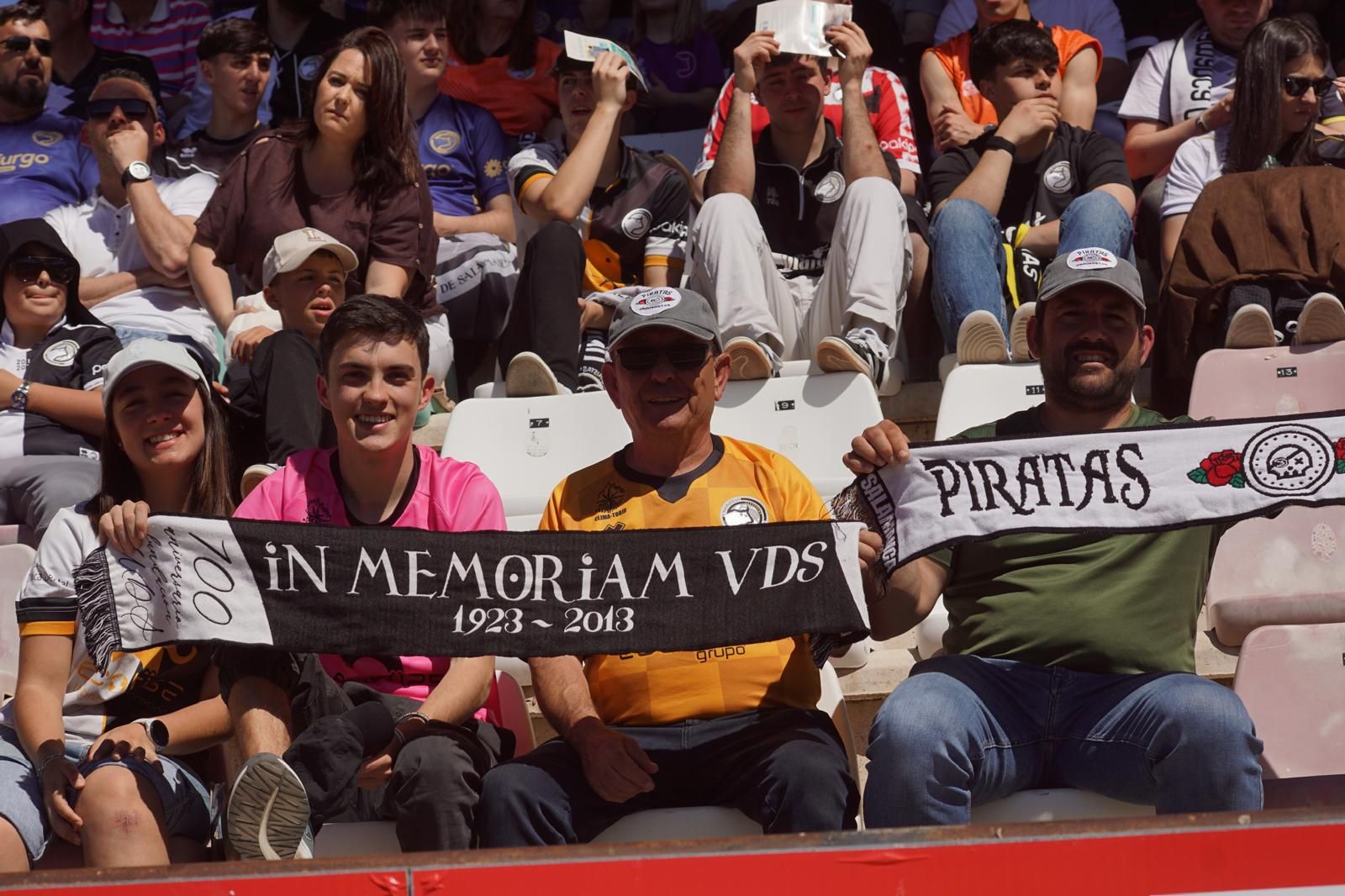 Gran ambiente en la grada para ver el partido entre Zamora - Unionistas en el Estadio Ruta de la Plata