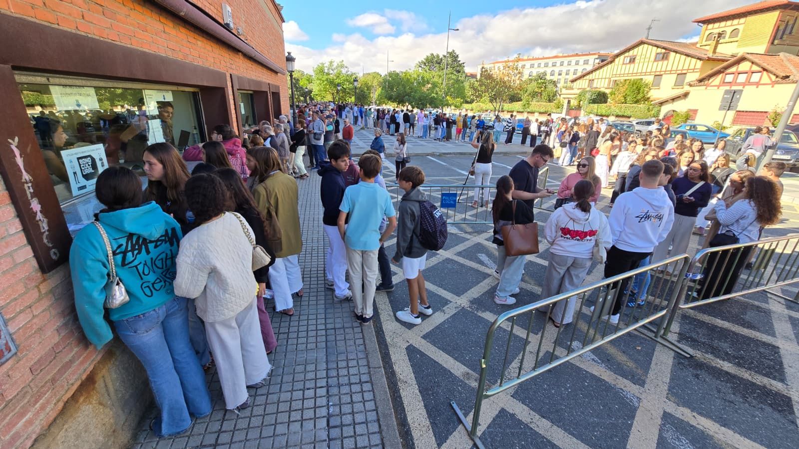 Colas en el día de apertura de renovación de los abonos para los toros (4).jpg
