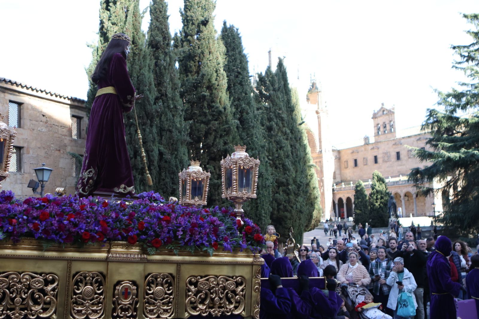 Jesús Rescatado procesiona en Salamanca con su nueva túnica y la atenta mirada de cientos de fieles