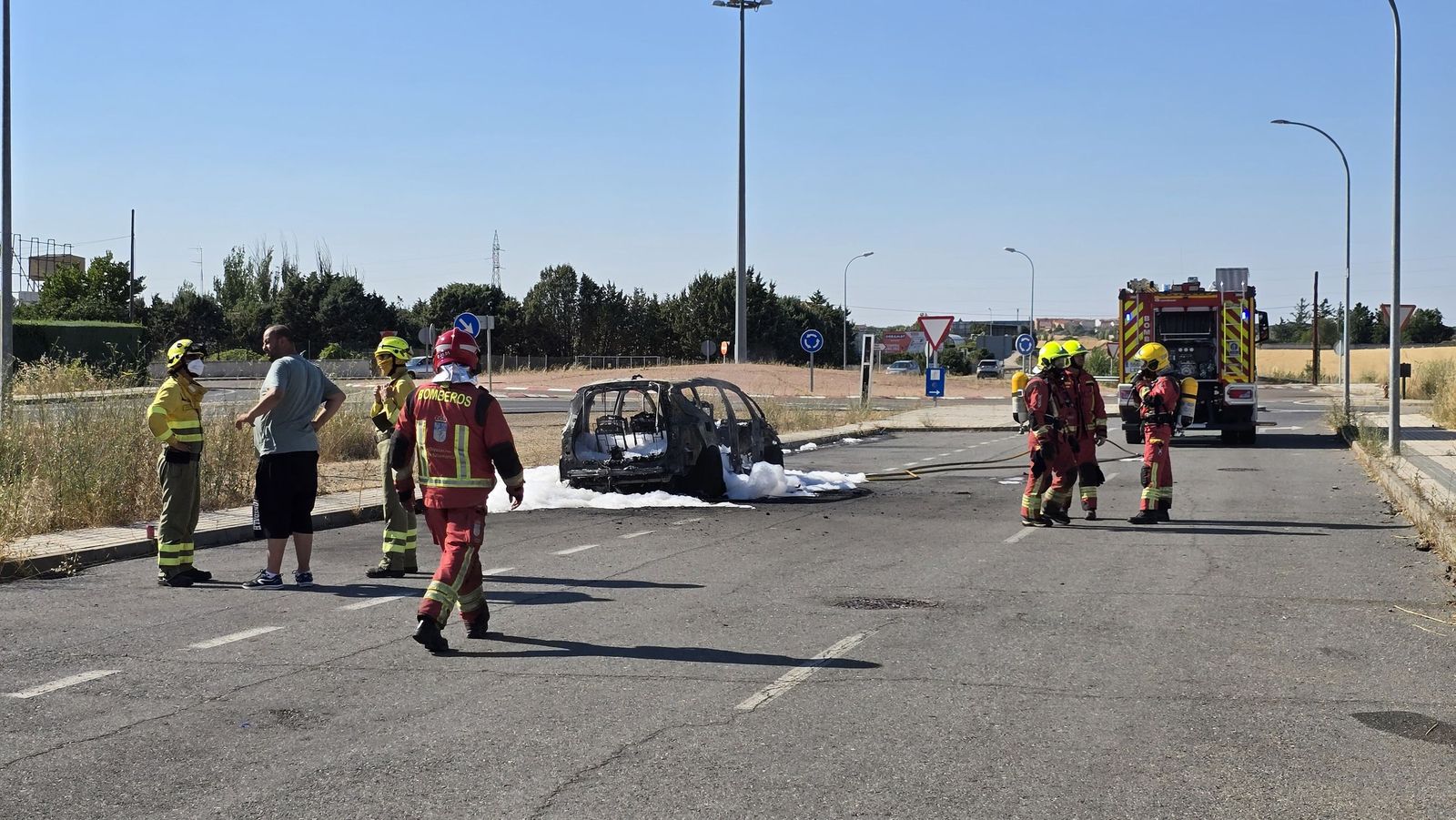 Calcinado un vehículo junto a la carretera de Zamora