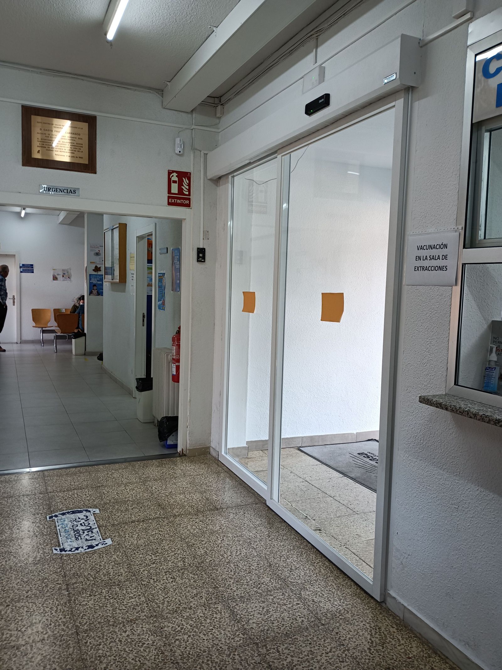 Denuncian la falta de rótulos señalización en el centro de salud de San José "con graffitis"