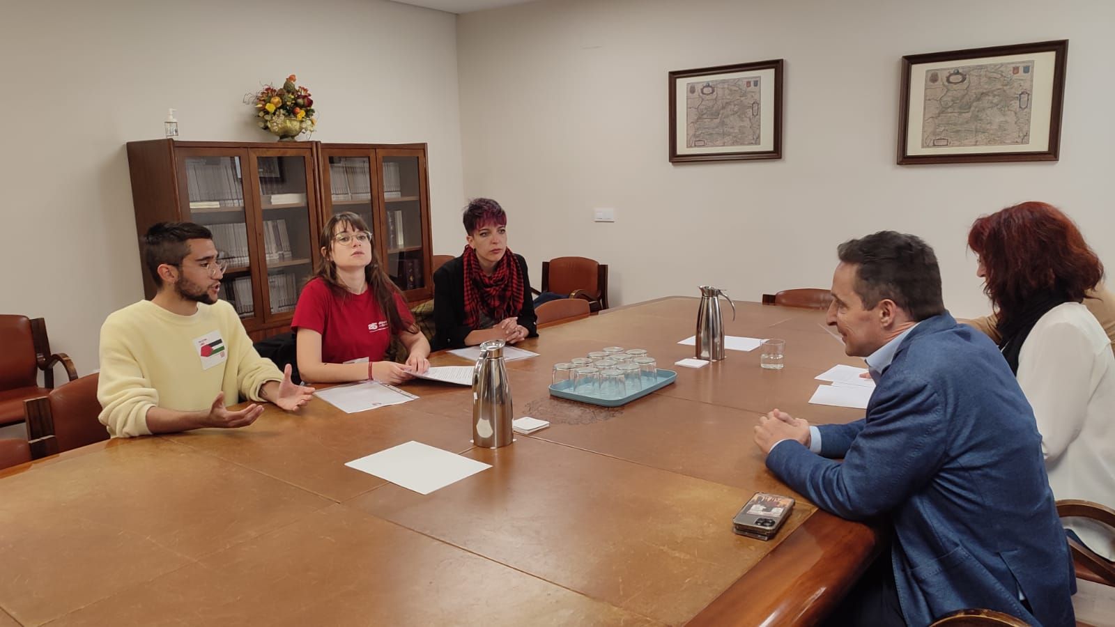 Corchado se reúne Corchado con los participantes de la acampada por Palestina en el rectorado de la USAL (2)