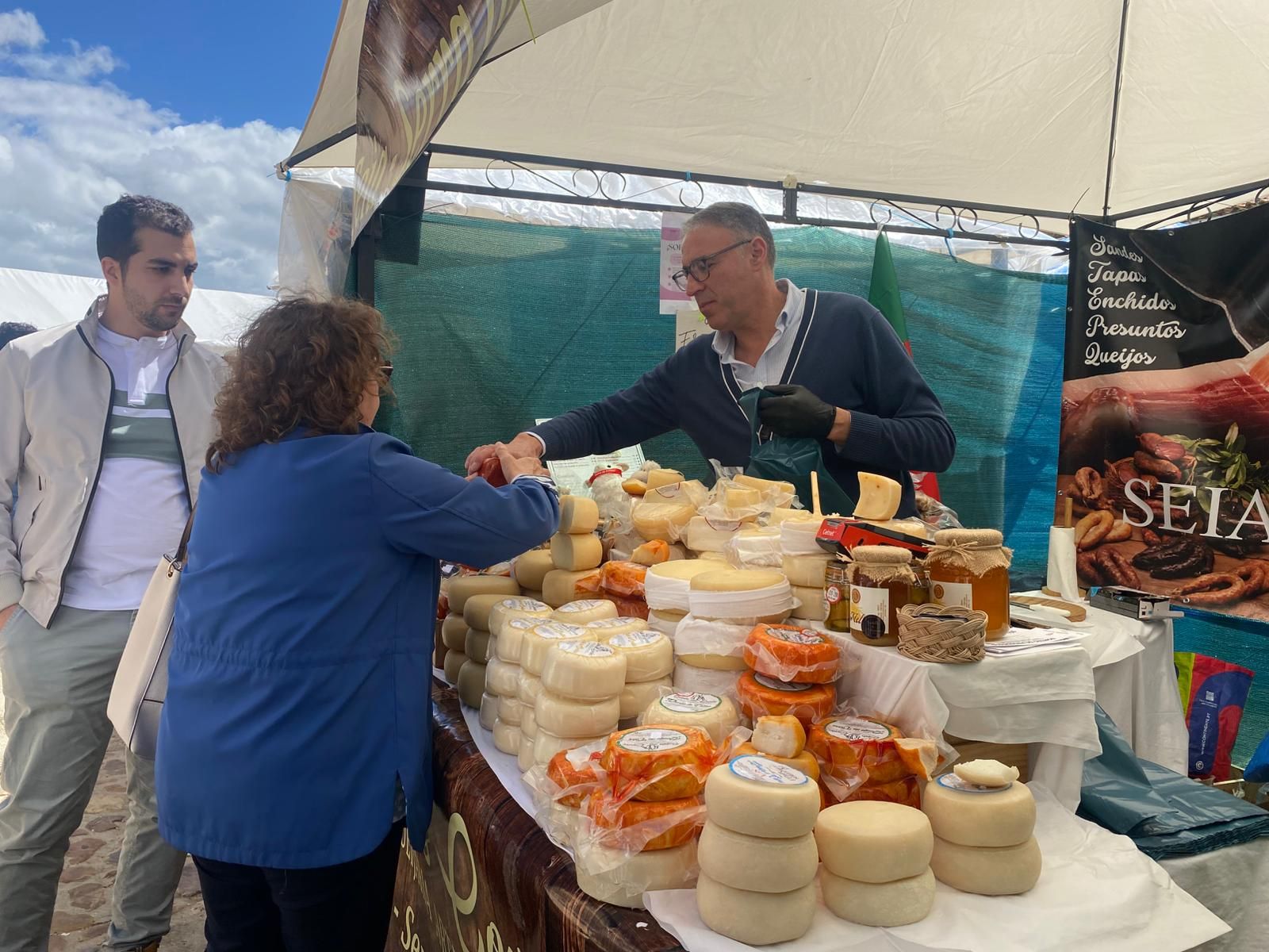 La Feria del Queso de Hinojosa trae sabor tradicional y oficio a Salamanca