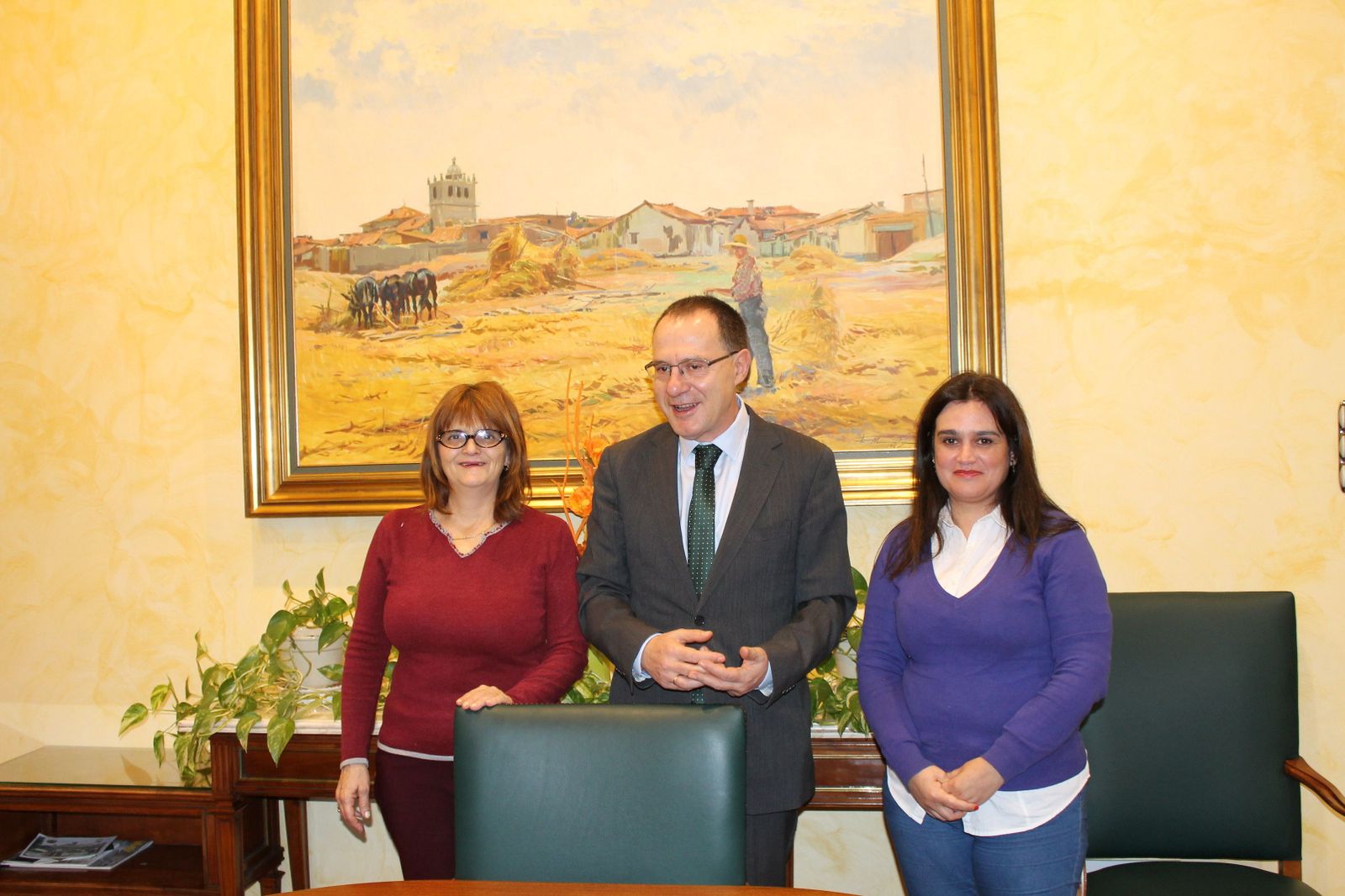 Alcaldesa de malva (a la izda de la imagen)