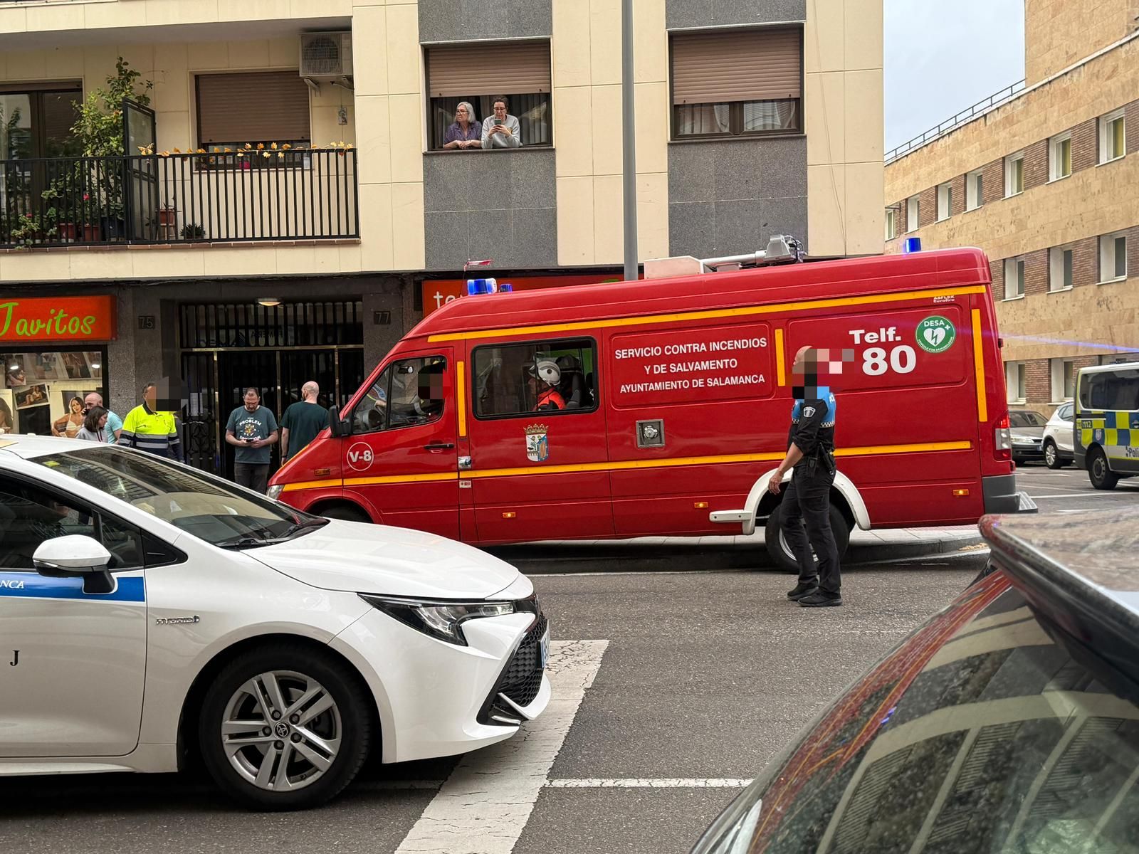 Un turismo choca contra un escaparate en la avenida de Villamayor