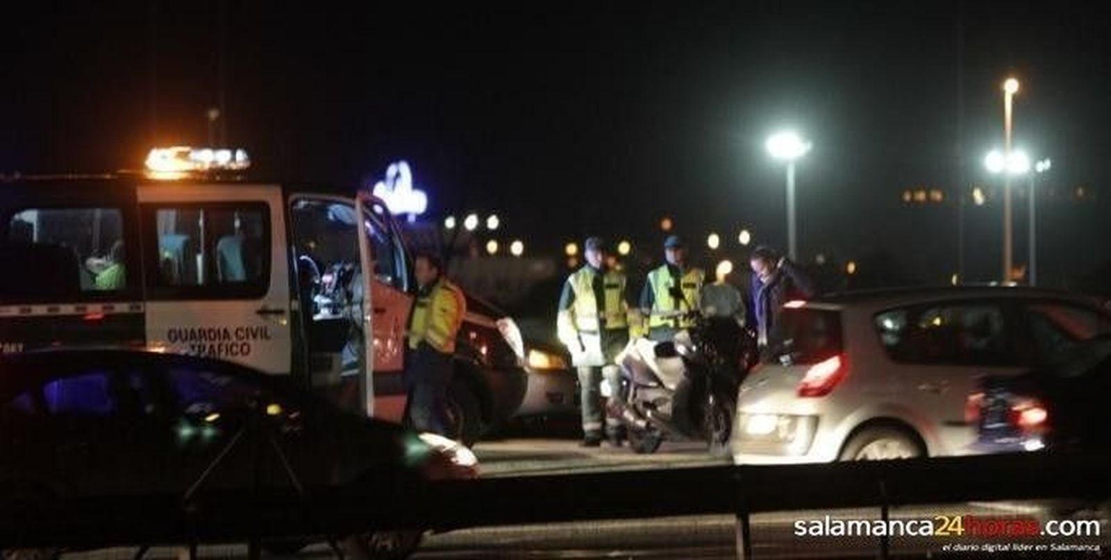 Herido un motorista al caerse en la rotonda del Leclerc