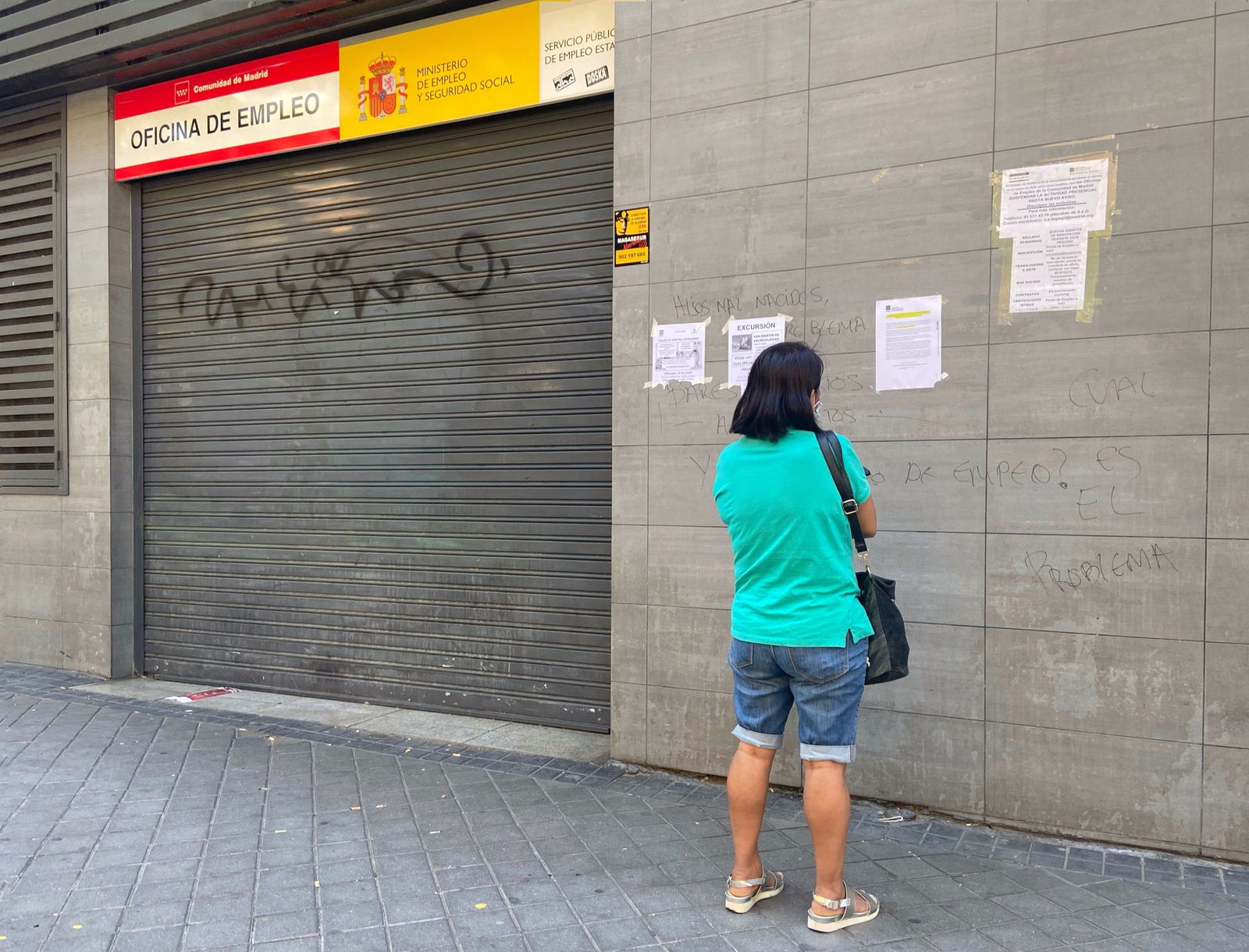 Una persona en la puerta de una oficina de empleo