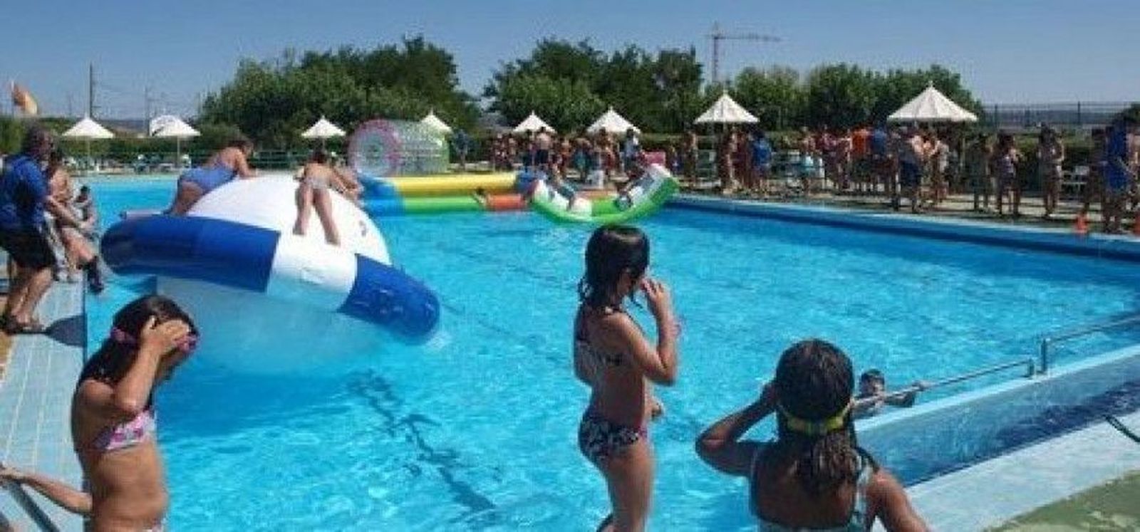 Piscina municipal de Aldeatejada. Foto de archivo