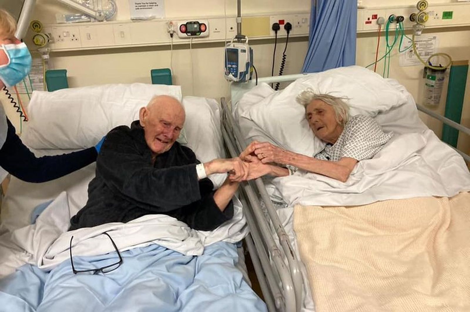 La pareja de ancianos despidiéndose | Foto: Manchester Evening News