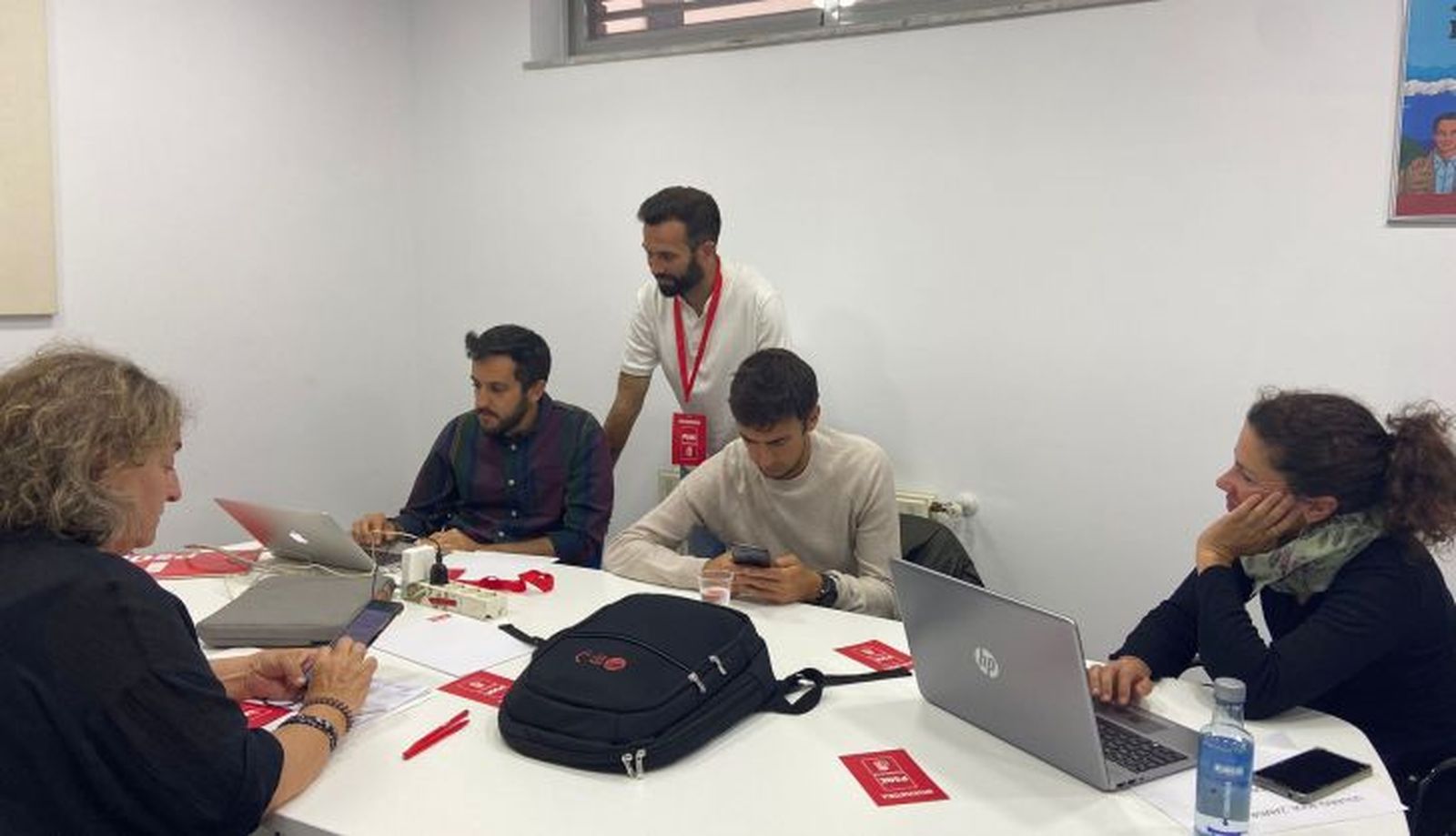 Los miembros del PSOE siguen los primeros datos del escrutinio