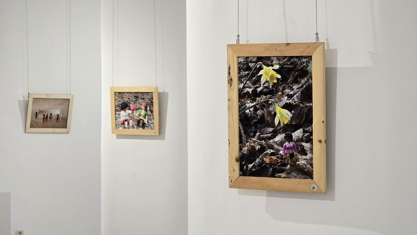 El concejal de Juventud, Pedro Martínez, presenta la exposición ‘Otras Miradas – Exposición de Fotografía con Playmobil’