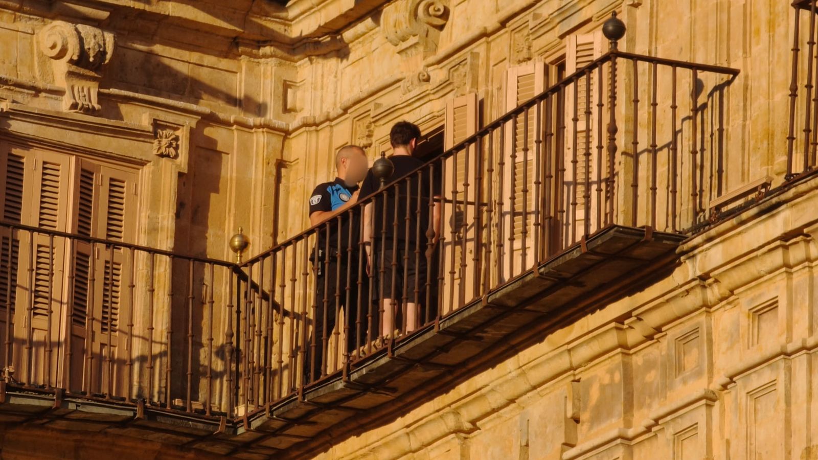 Un grupo de jóvenes accede a los tejados de la Plaza Mayor de Salamanca para hacerse una fotografía