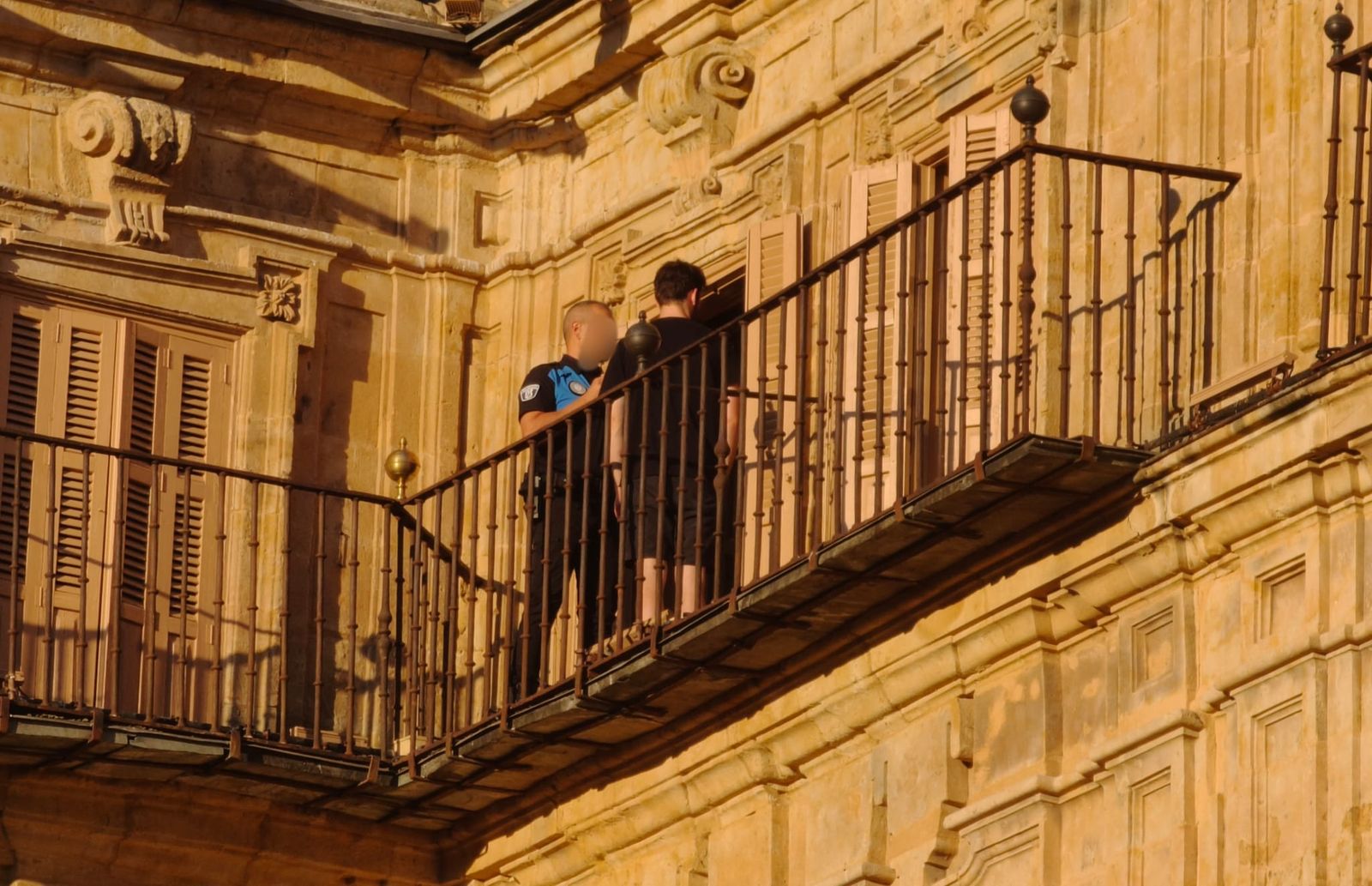 Un grupo de jóvenes accede a los tejados de la Plaza Mayor de Salamanca para hacerse una fotografía