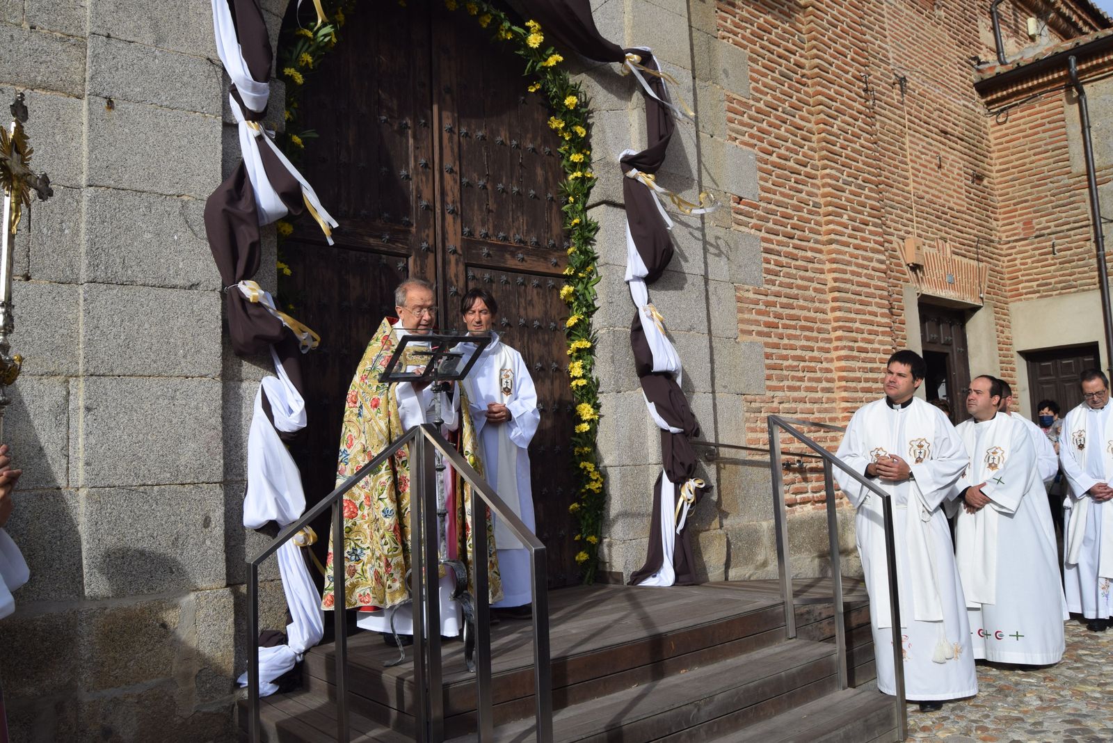Un momento de la apertura de la Puerta Santa del Convento de las Madres Carmelitas de Peñaranda