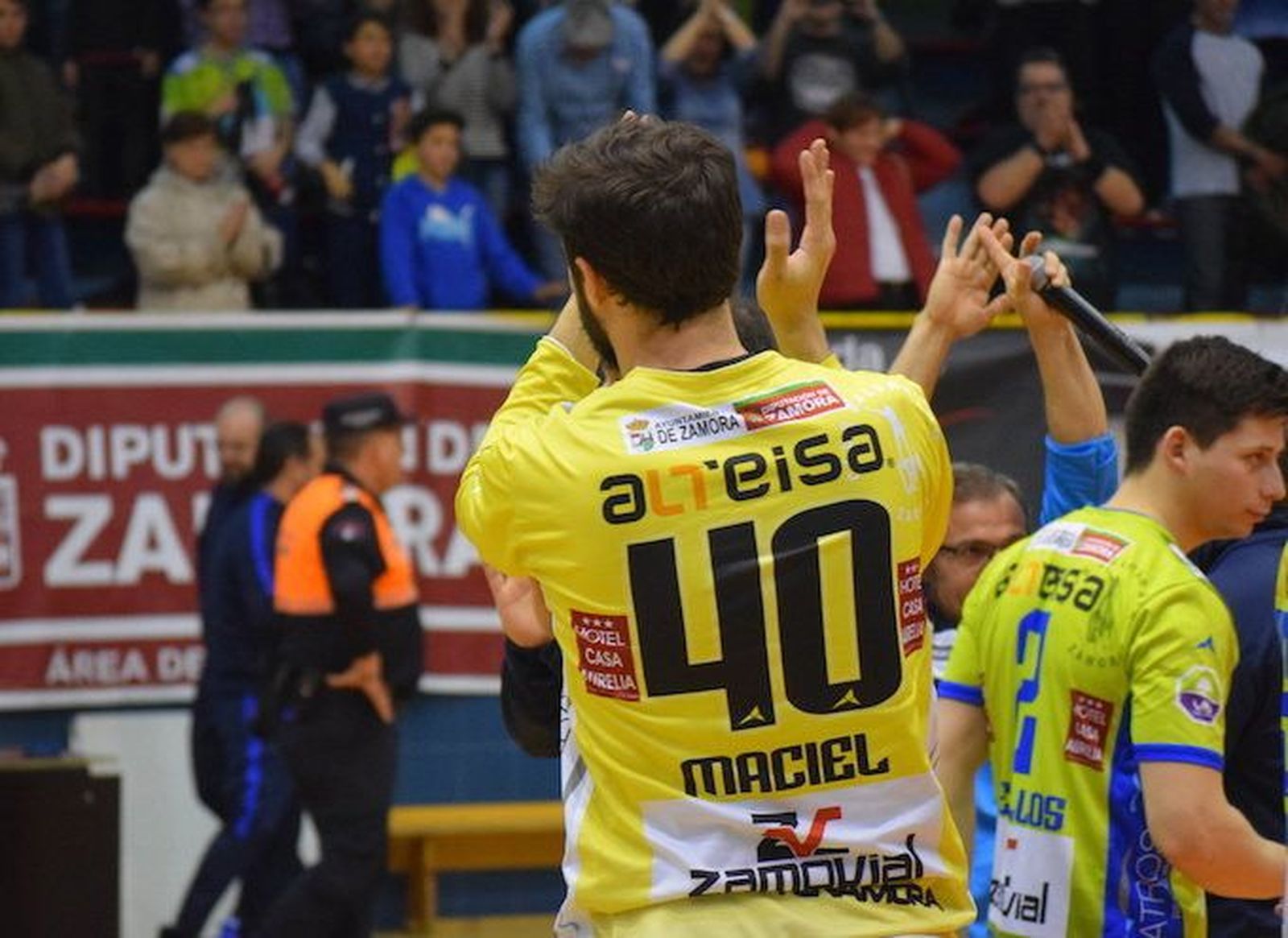 Los jugadores, satisfechos tras tumbar a un "equipazo"