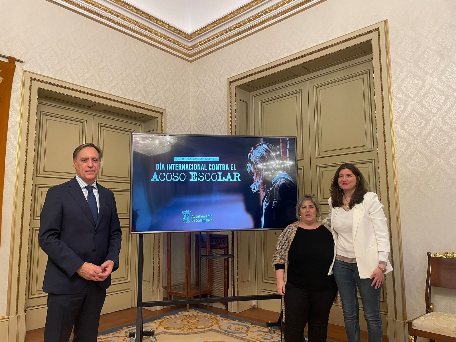 El alcalde de Salamanca, Carlos García Carbayo, Carmen Guillén, presidenta de ASBYC y la teniente alcalde y concejala delegada, Miriam Rodríguez en el Día Internacional Contra el Acoso Escolar