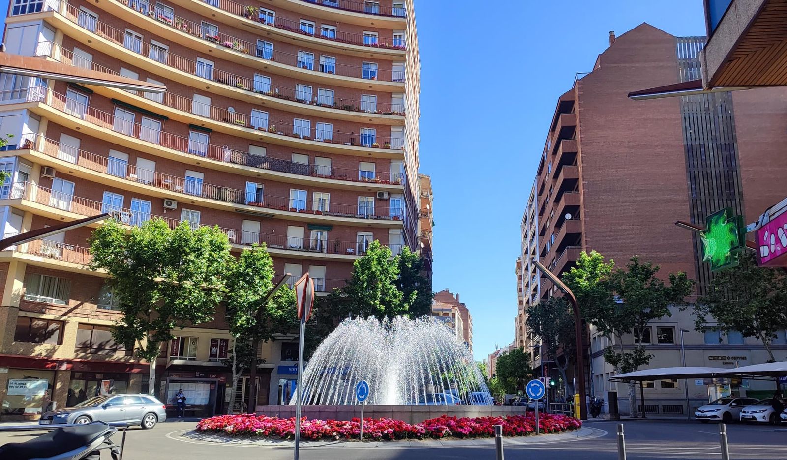 Plaza de Alemania. Tiempo despejado, sol, calor.