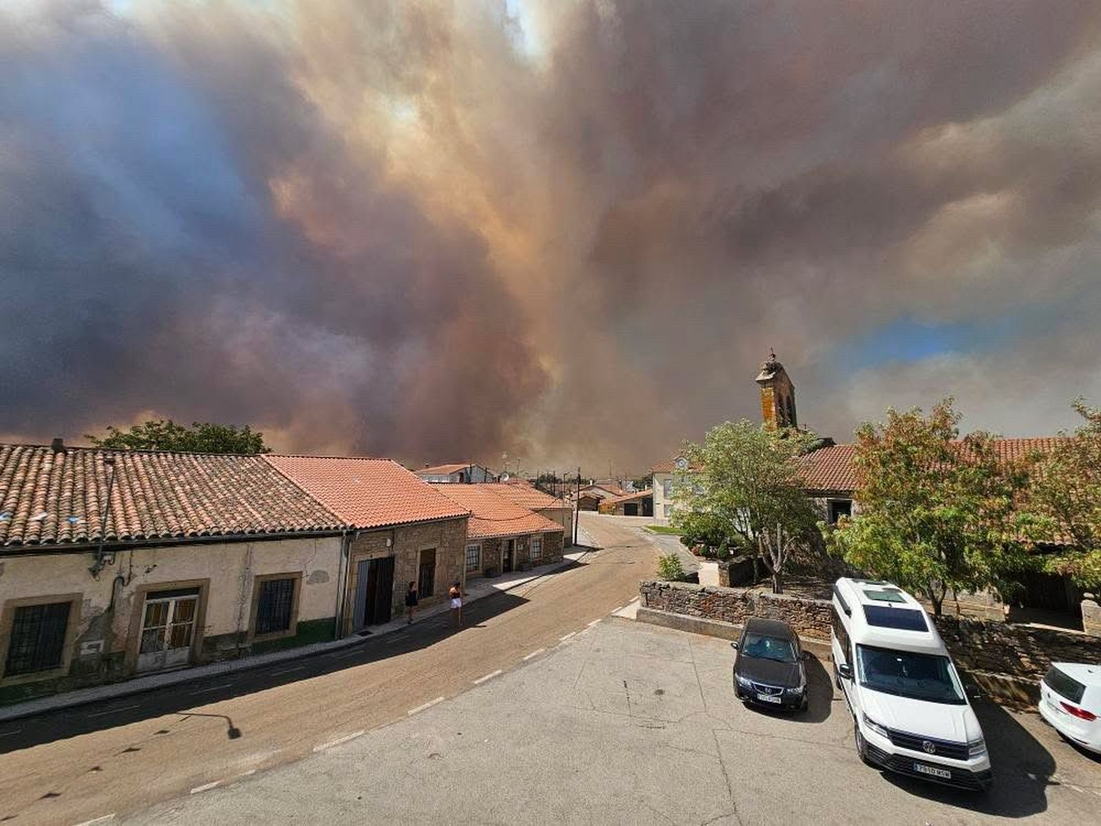 En imágenes: el incendio de Cipérez (IGR2) llega hasta Cerezal de Puertas