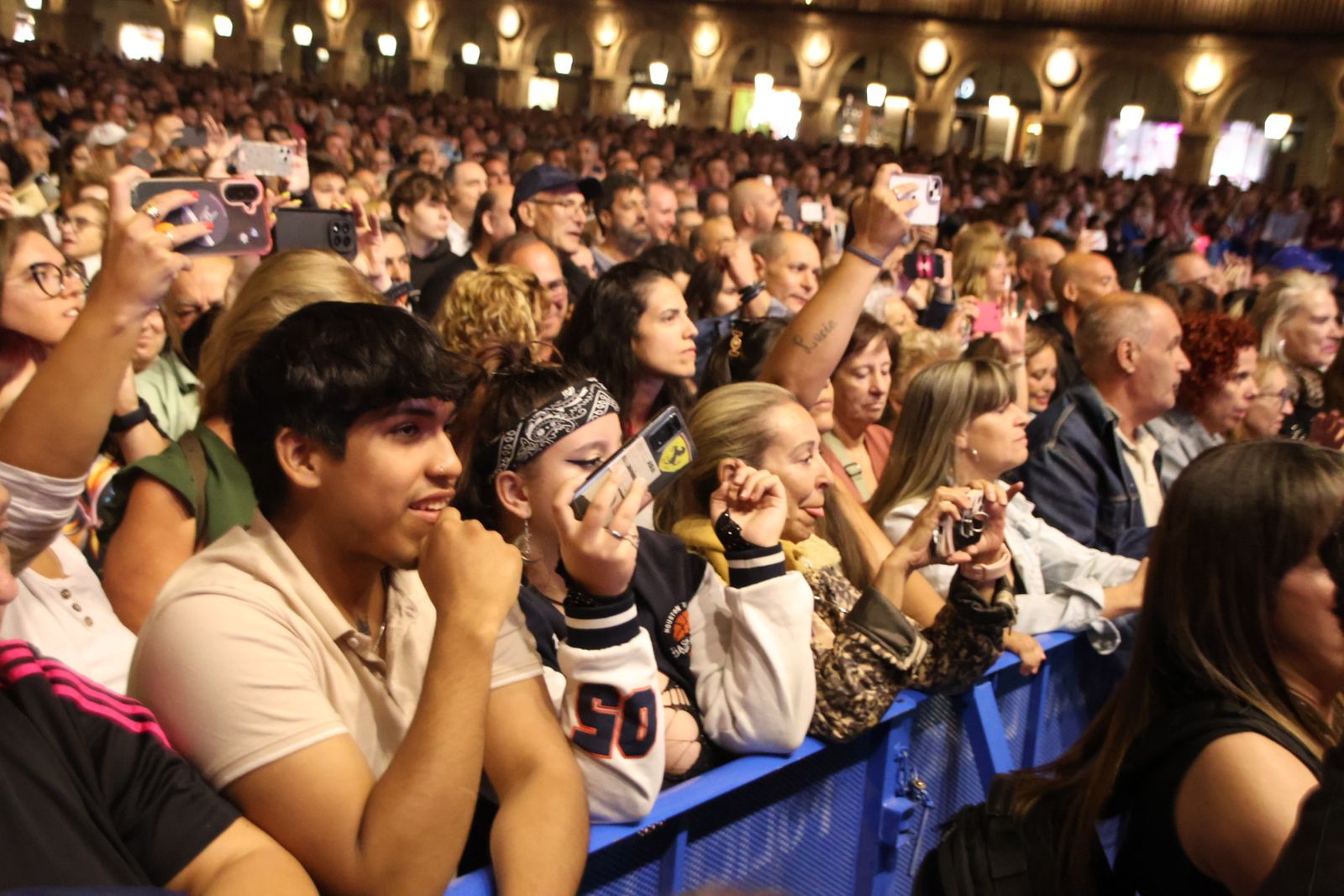Medina Azahara hace vibrar a la Plaza Mayor de Salamanca con su eterno y emblemático rock