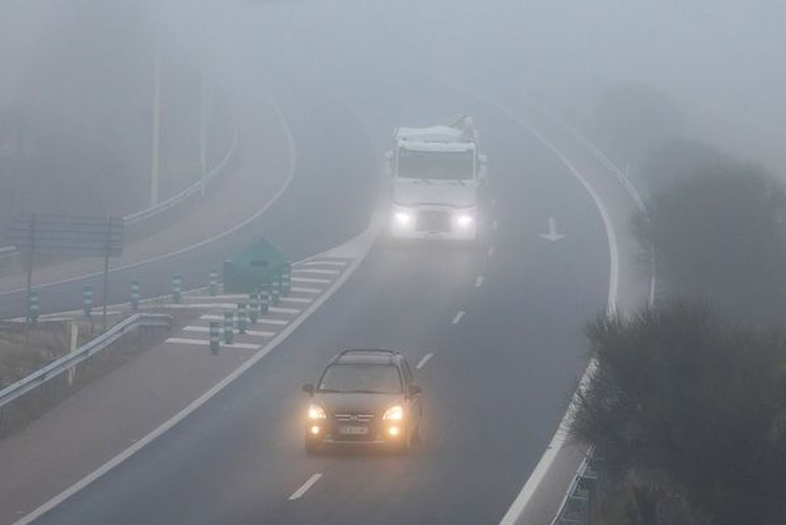 Vicente / ICAL. La niebla dificulta la circulación en la A-62, a la altura de Ciudad Rodrigo(Salamanca), diciembre de 2024