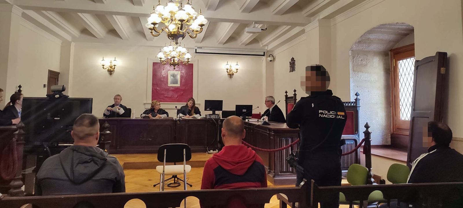 Juicio contra tres acusados de un delito de tráfico de drogas