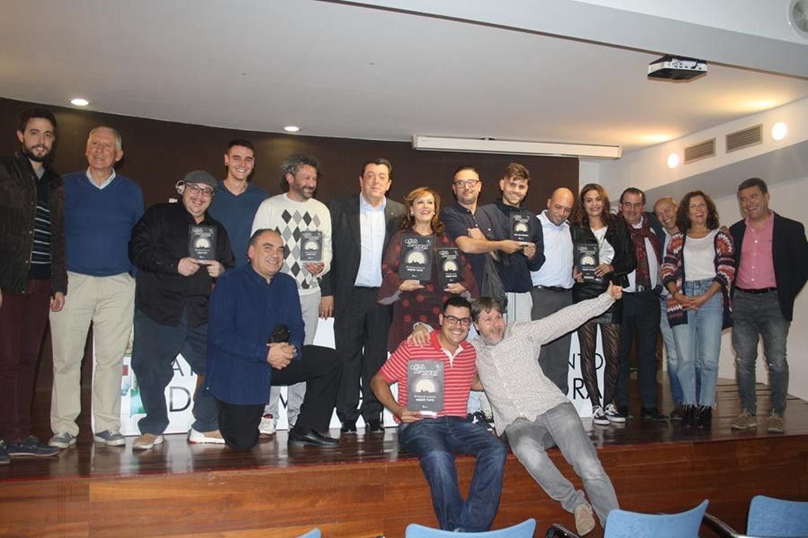 1. Ganadores de la I Feria del Queso Zamorano junto al cómico Martín Luna (Copy)