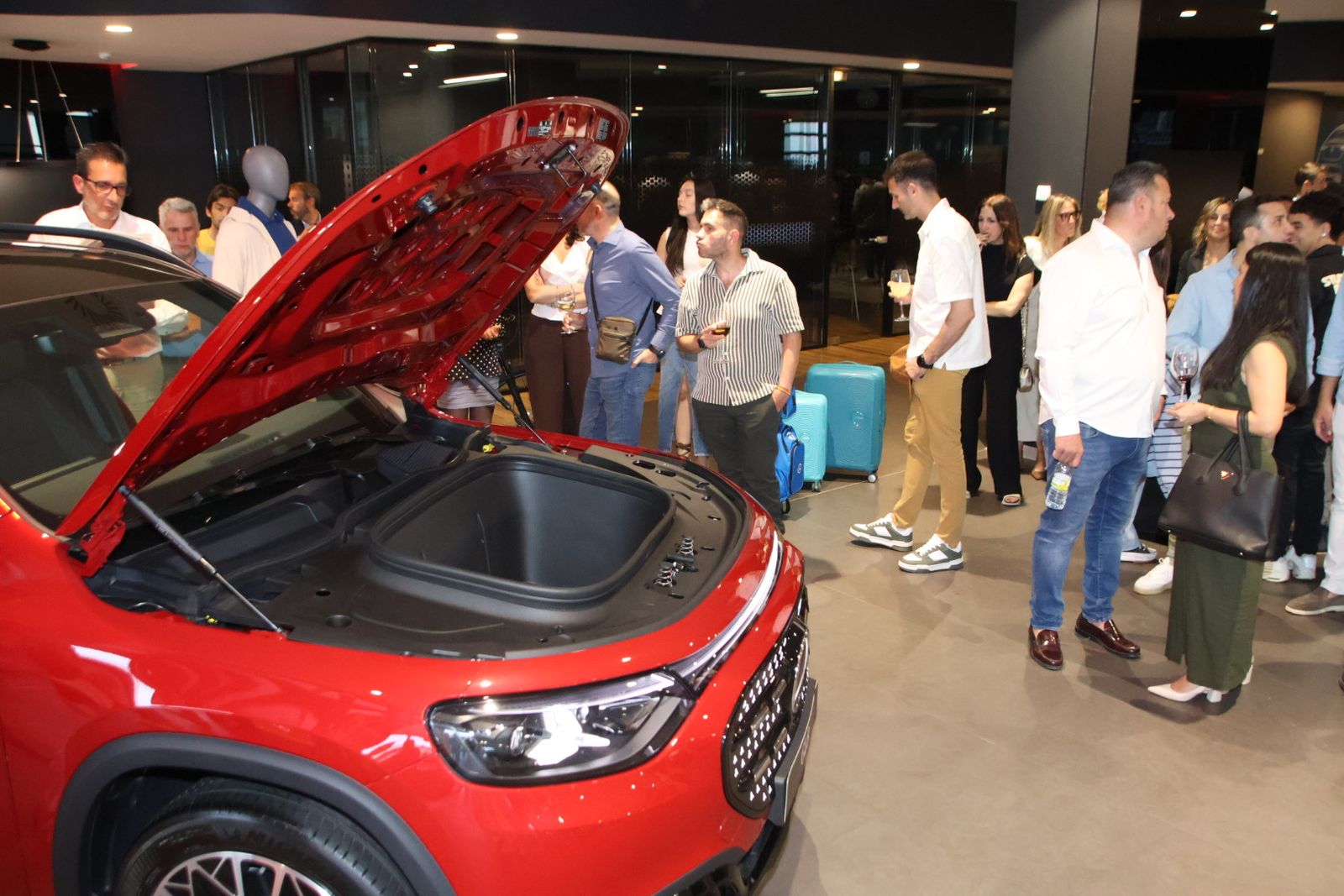 Presentación dos coches en la mercedes