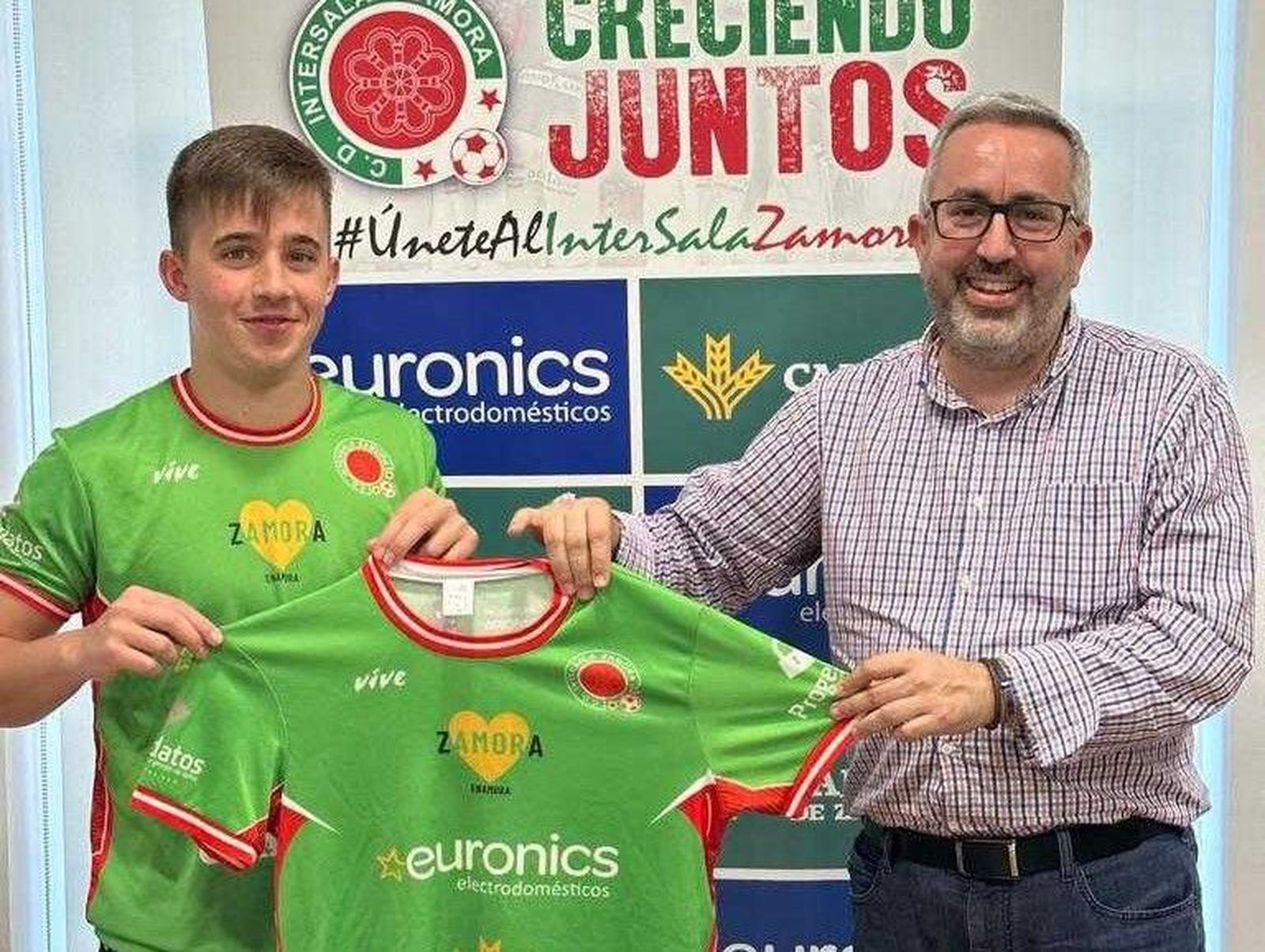 Juan Diego junto al presidente del Euronics Caja Rural, Miguel Angel García