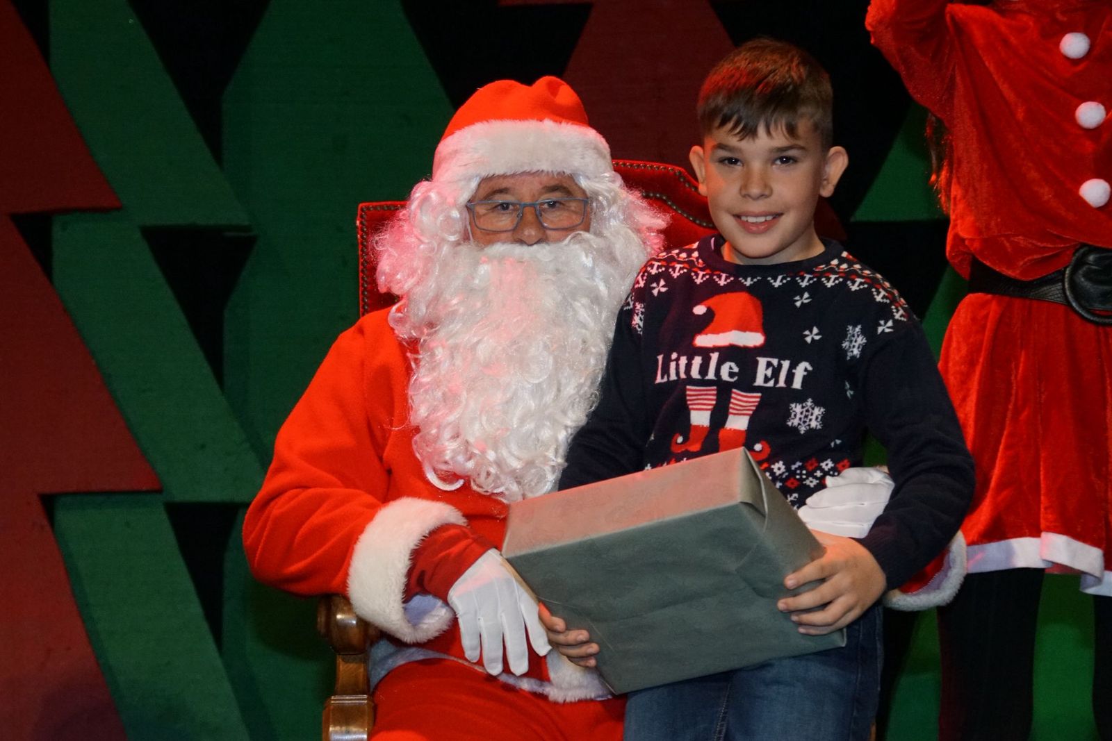Papá Noel recorre las calles de Alba de Tormes y entrega regalos a los niños