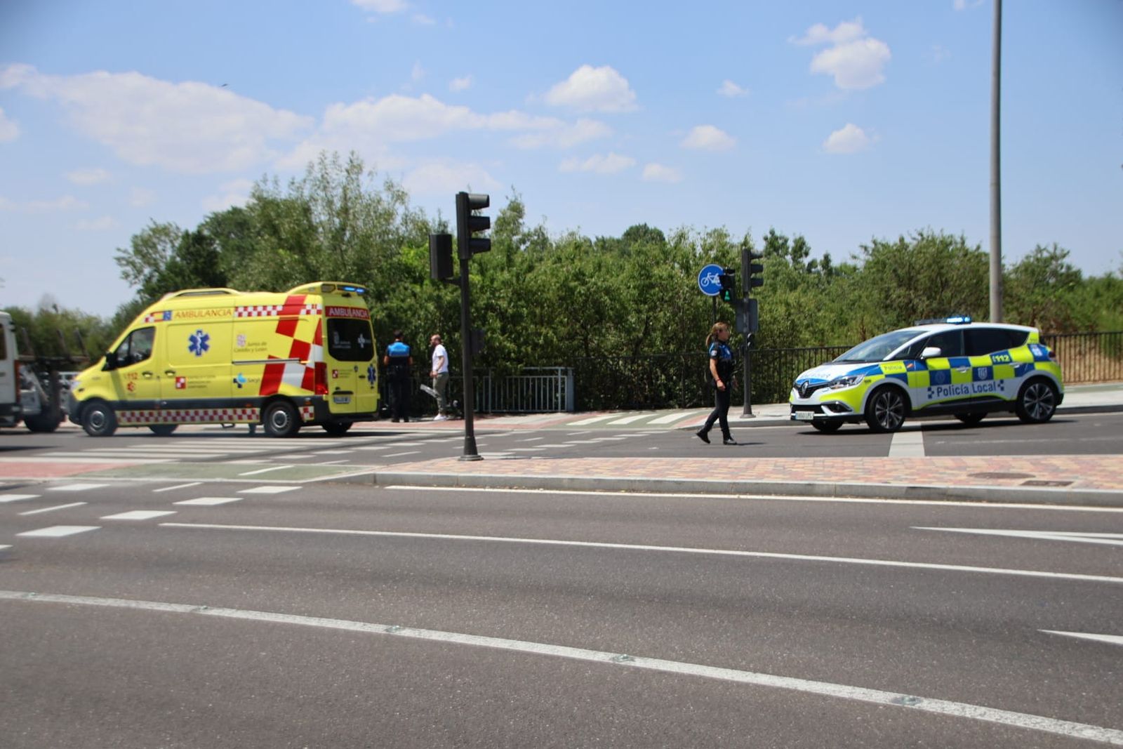 Colisión entre una moto y un vehículo en la rotonda de Los Milagros, puente de Sánchez Fabrés