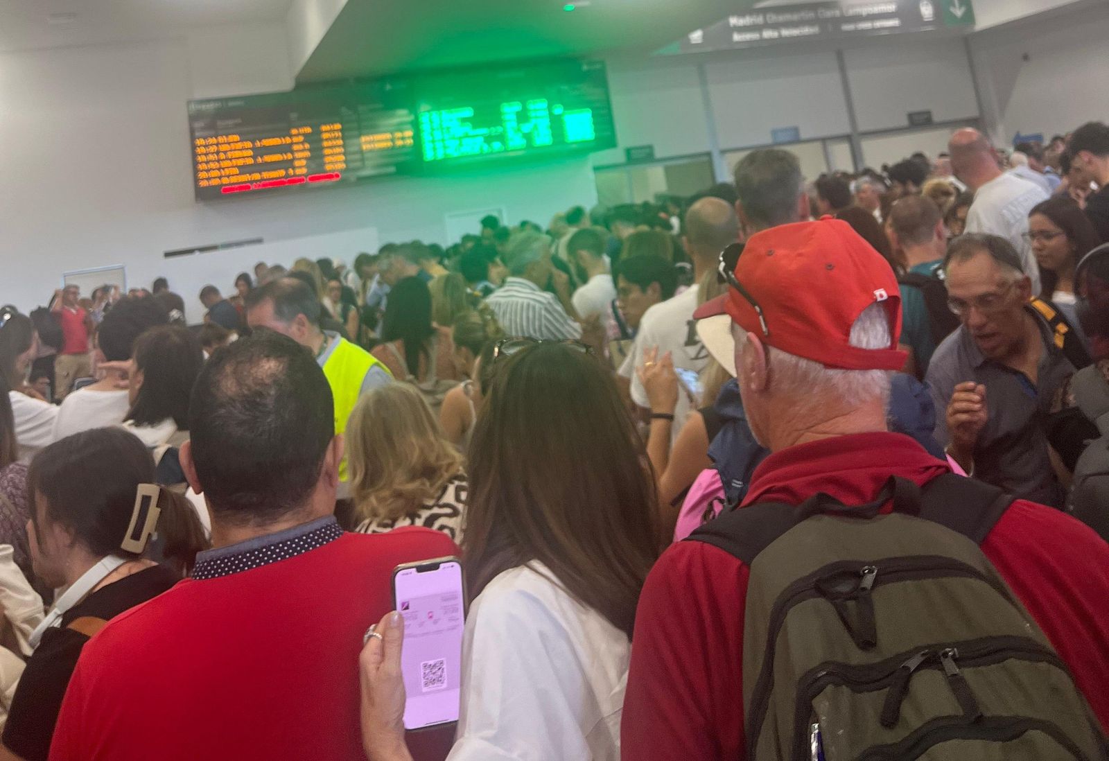 Una incidencia eléctrica en Chamartín detiene los trenes de alta velocidad, entre ellos el Alvia Madrid–Salamanca. Una incidencia eléctrica en Chamartín detiene los trenes de alta velocidad, entre ellos el Alvia Madrid–Salamanca.