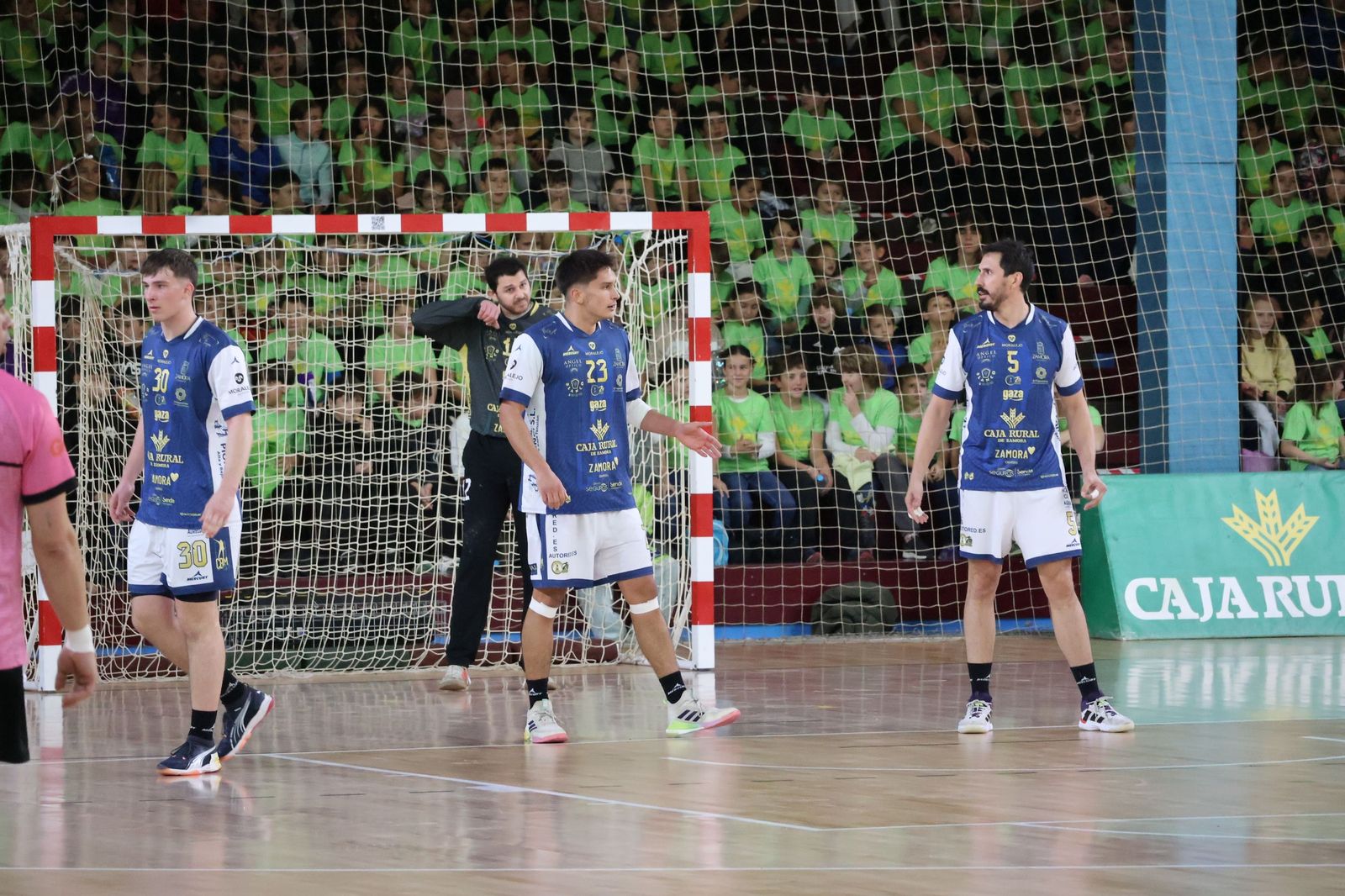 GALERÍA | El BM Zamora se juega consolidar el liderazgo frente a los asturianos del Auto-Center Principado Vetusta