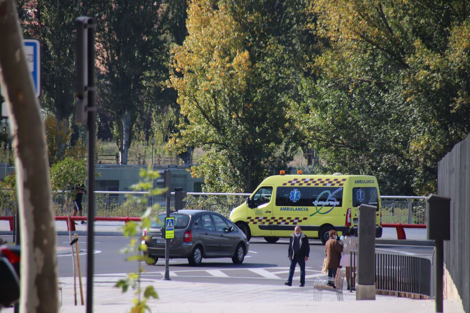 Ambulancia junto al nuevo hospital Universitario de Salamanca, en una foto de archivo.
