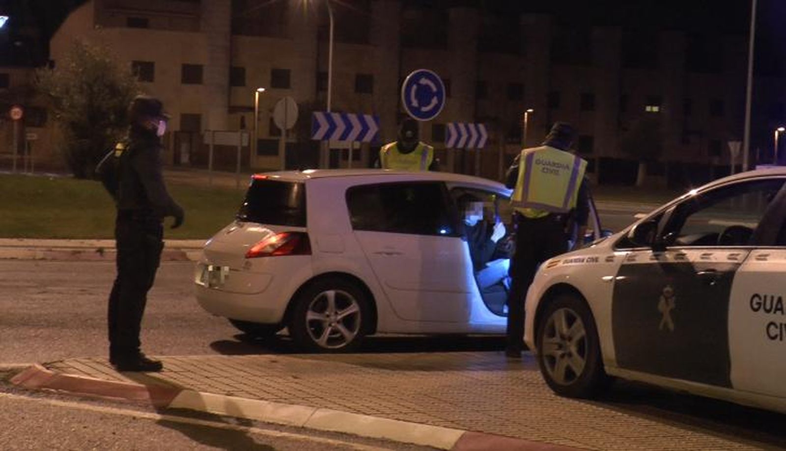 La Guardia Civil pregunta a unos jóvenes en un control rutinario