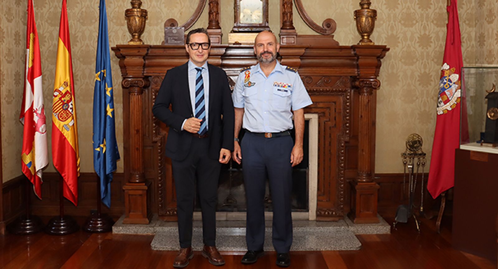 El rector de la Universidad de Salamanca recibe al coronel Francisco Javier Mendi en su despedida como jefe de la Base Aérea de Matacán