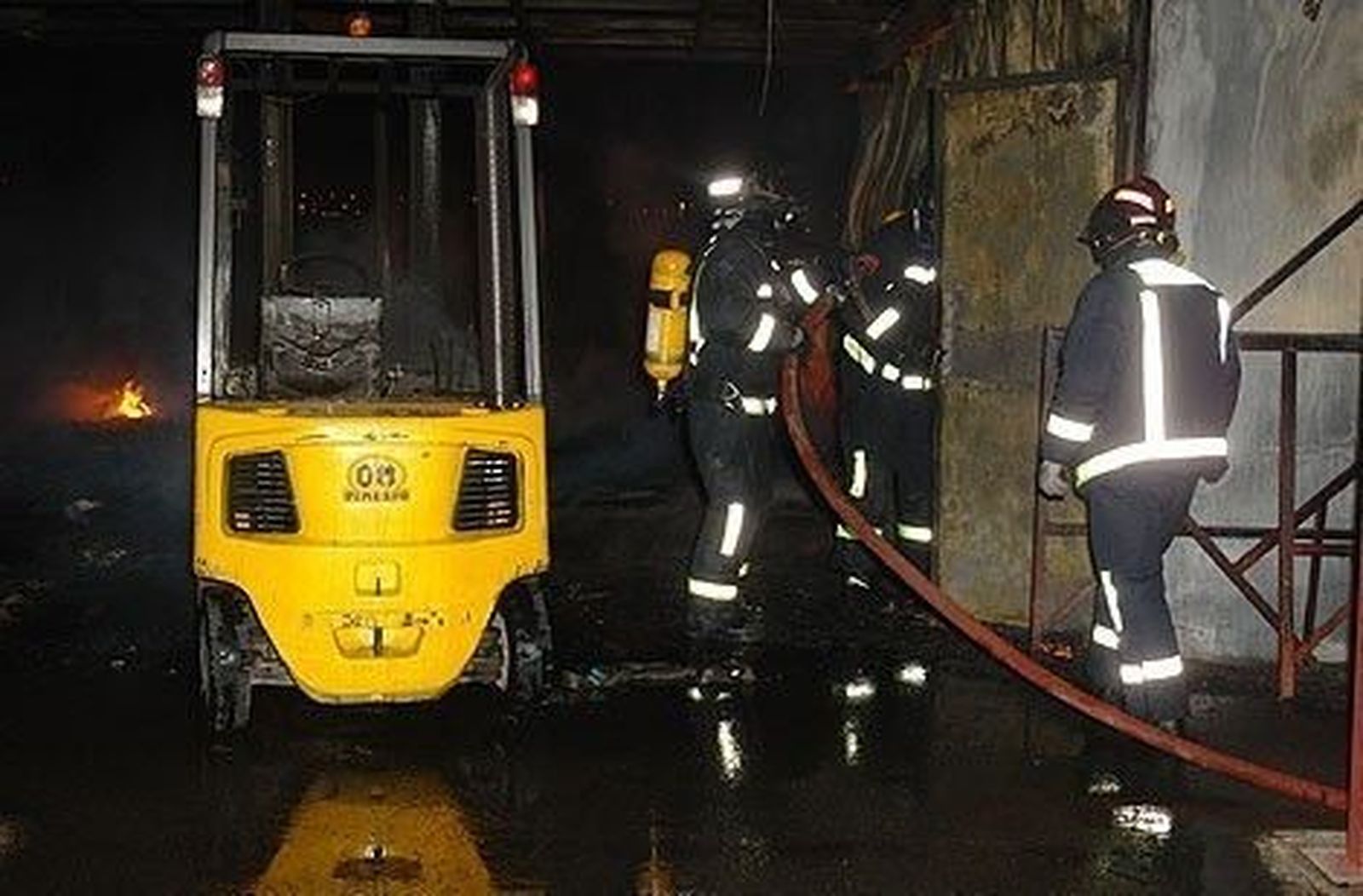 Incendio en una nave del polígono El Montalvo