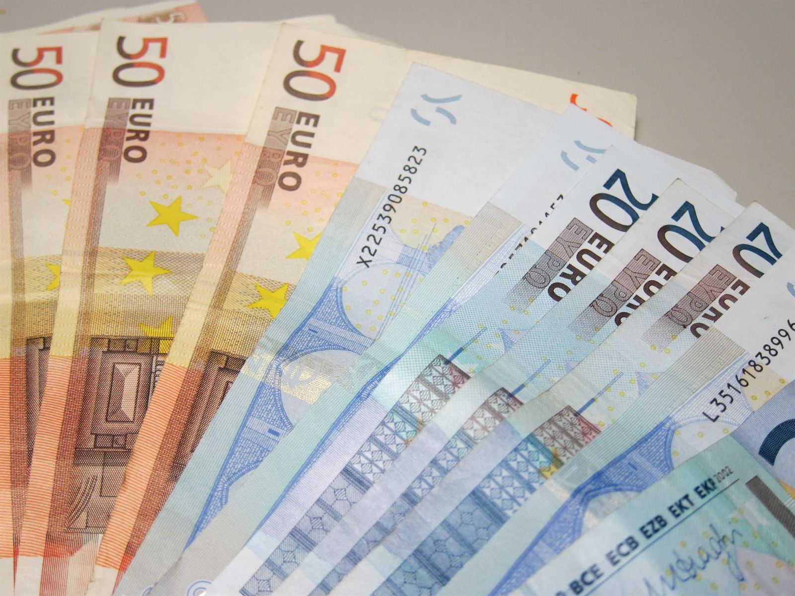 Billetes de 50 y 20 euros | Foto: EP