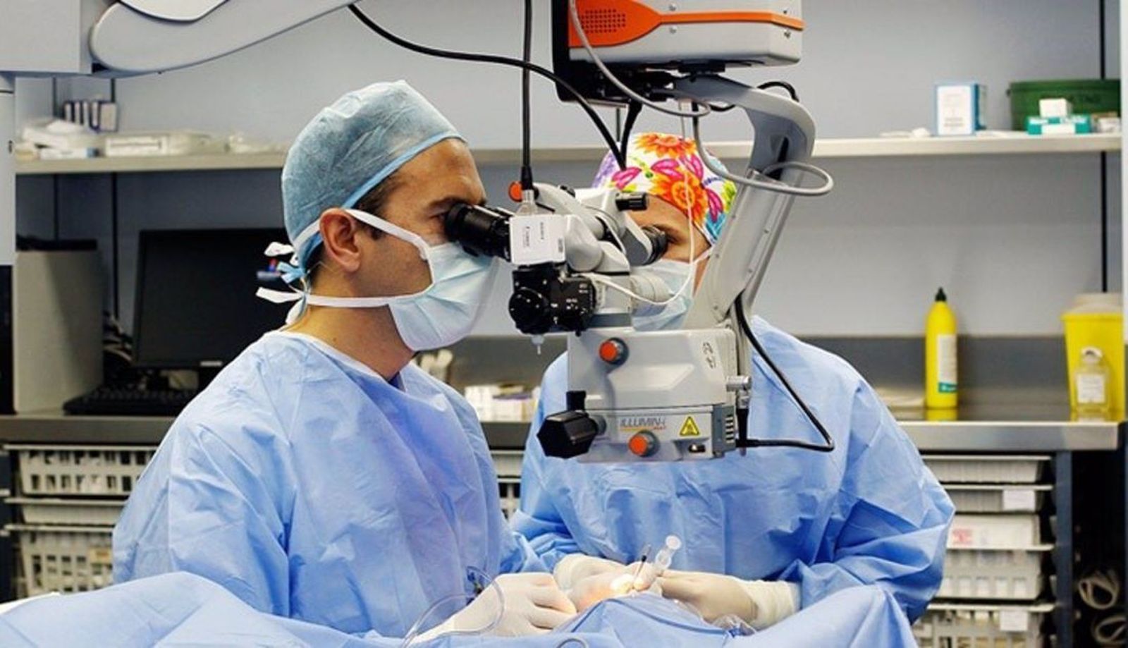 Especialistas del Instituto de Microcirugía Ocular (IMO)