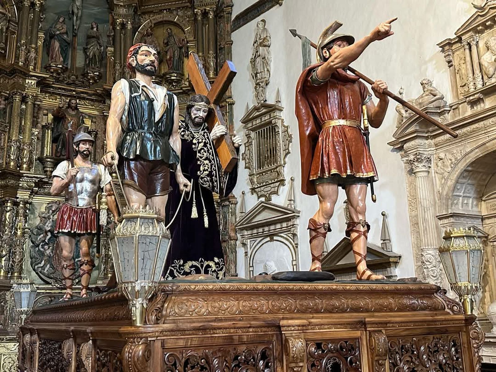 El Cinco de Copas recupera sus faroles para iluminar la madrugada de Viernes Santo