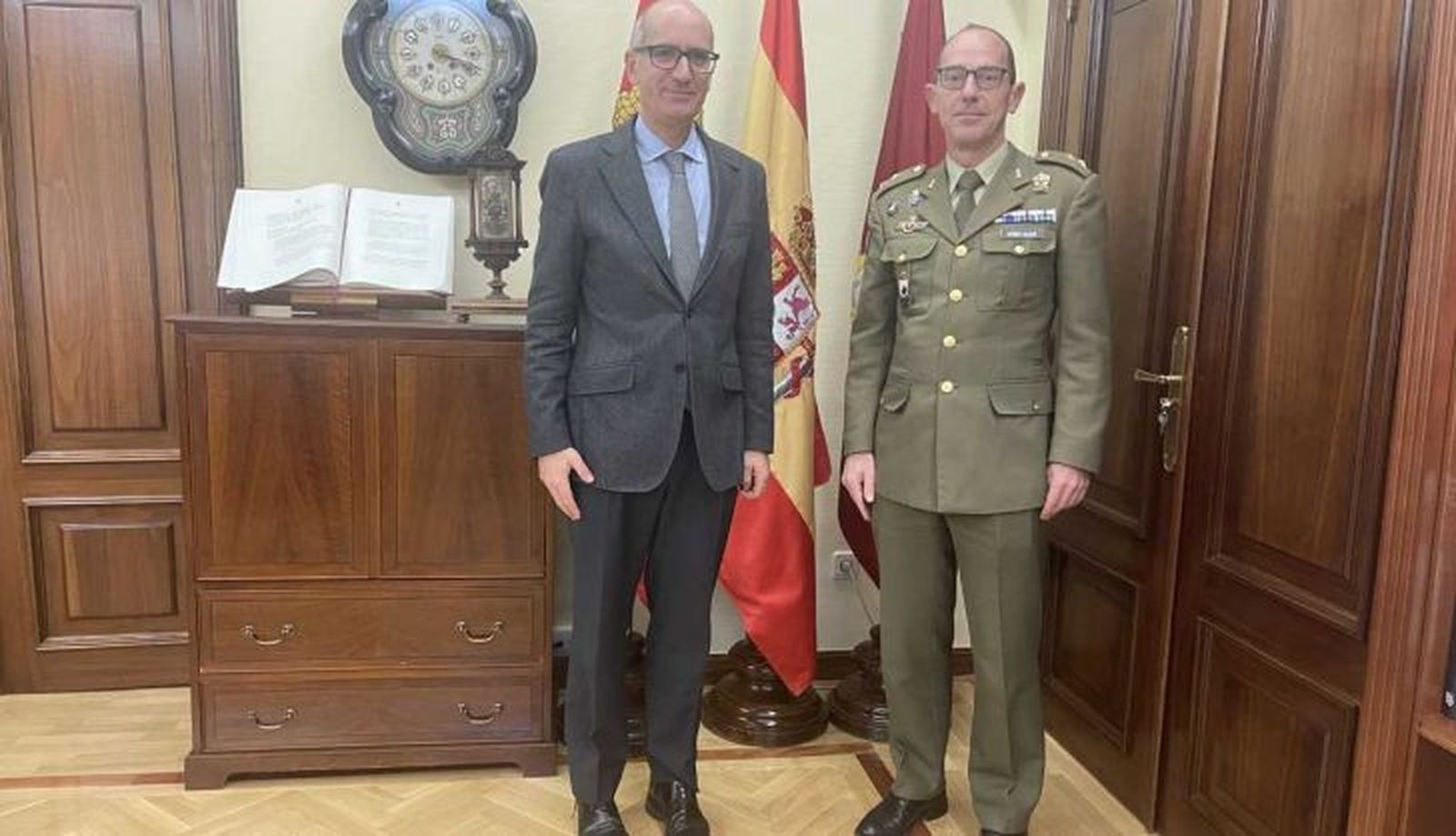 Javier Iglesias recibe al nuevo mando del Regimiento de Ingenieros 11