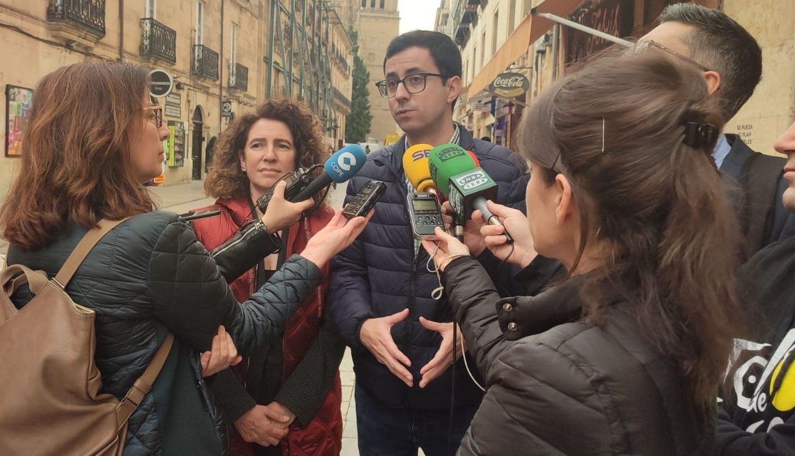 El portavoz del Grupo Municipal Socialista en el Ayuntamiento de Salamanca, José Luis Mateos, y la concejala Elvira Sánchez