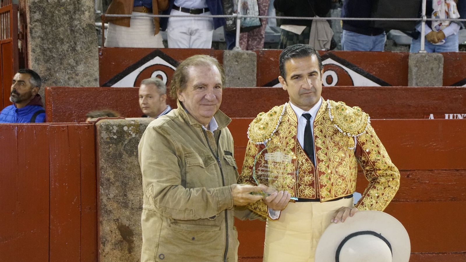 El picador Ángel Rivas recogiendo el trofeo al mejor puyazo de la tarde