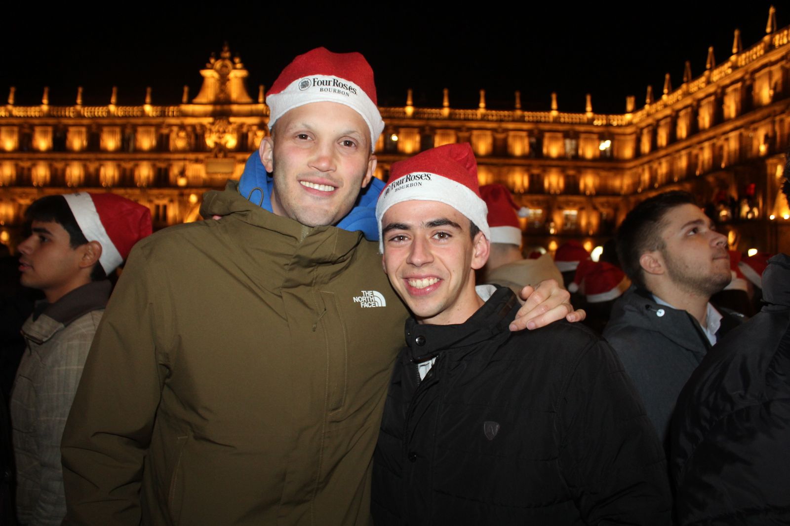 Miles de personas disfrutan de las campanadas y la fiesta del Fin de Año Universitario