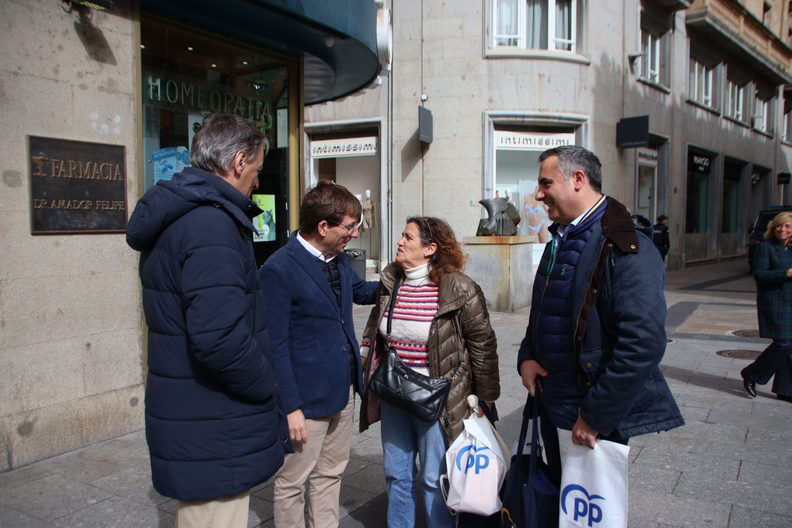 Almeida visita la carpa del pp del Liceo